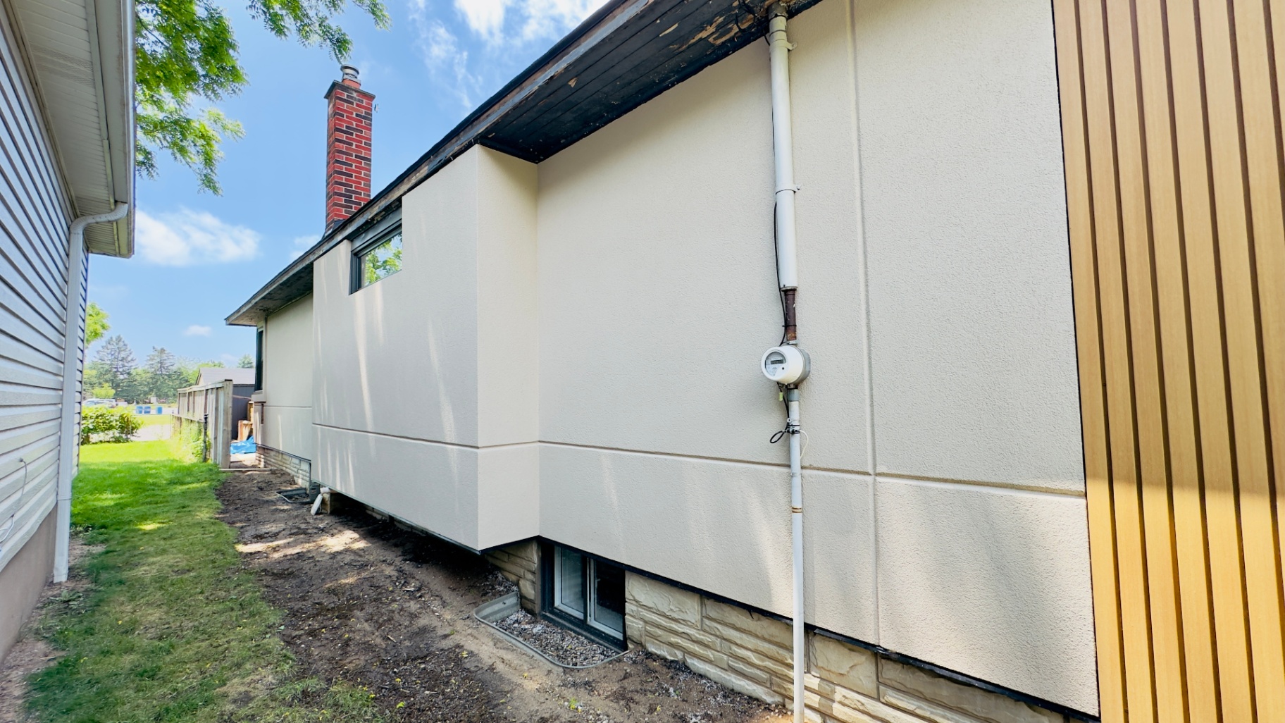 Refinished residential stucco wall in Niagara after repair work