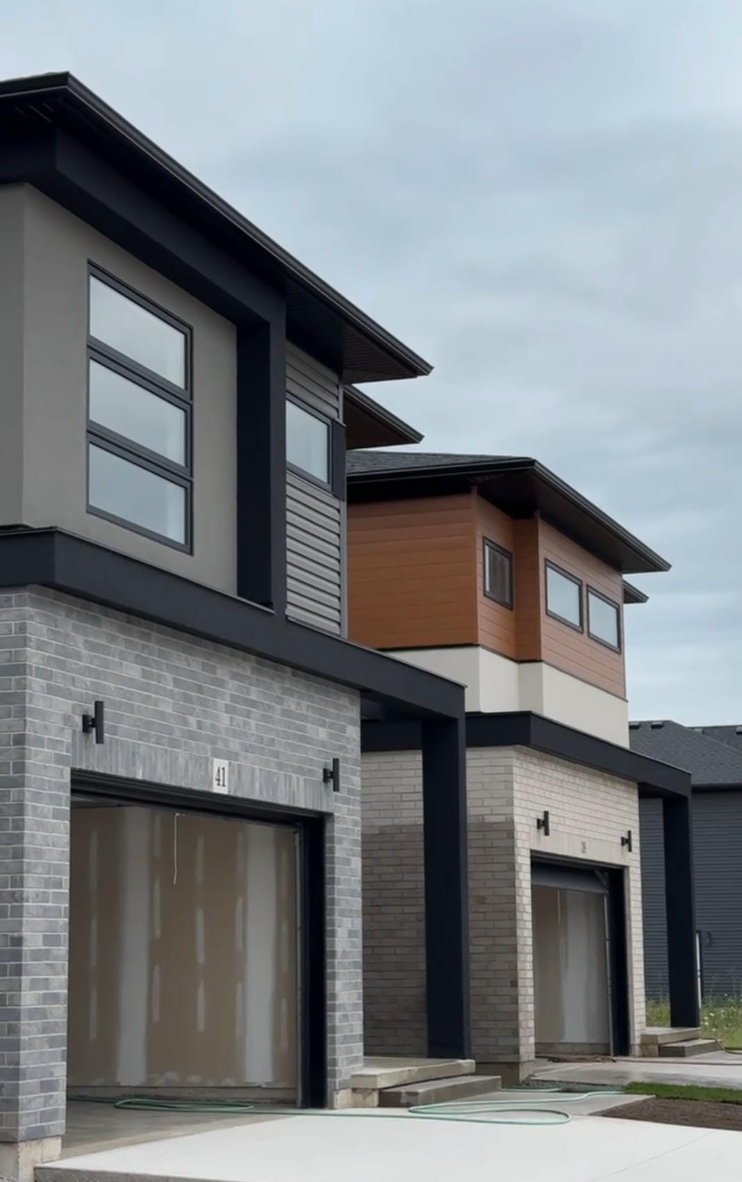 Wood-look aluminum siding porch ceiling and wall detail in Niagara