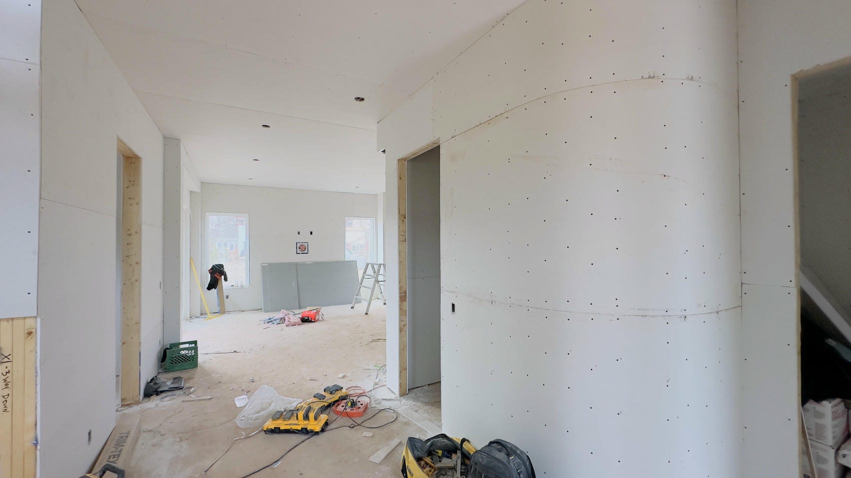 Drywall finishing with curved wall detail in Niagara renovation