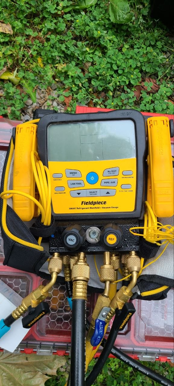 Refrigerant manifold and vacuum gauge used for HVAC system testing