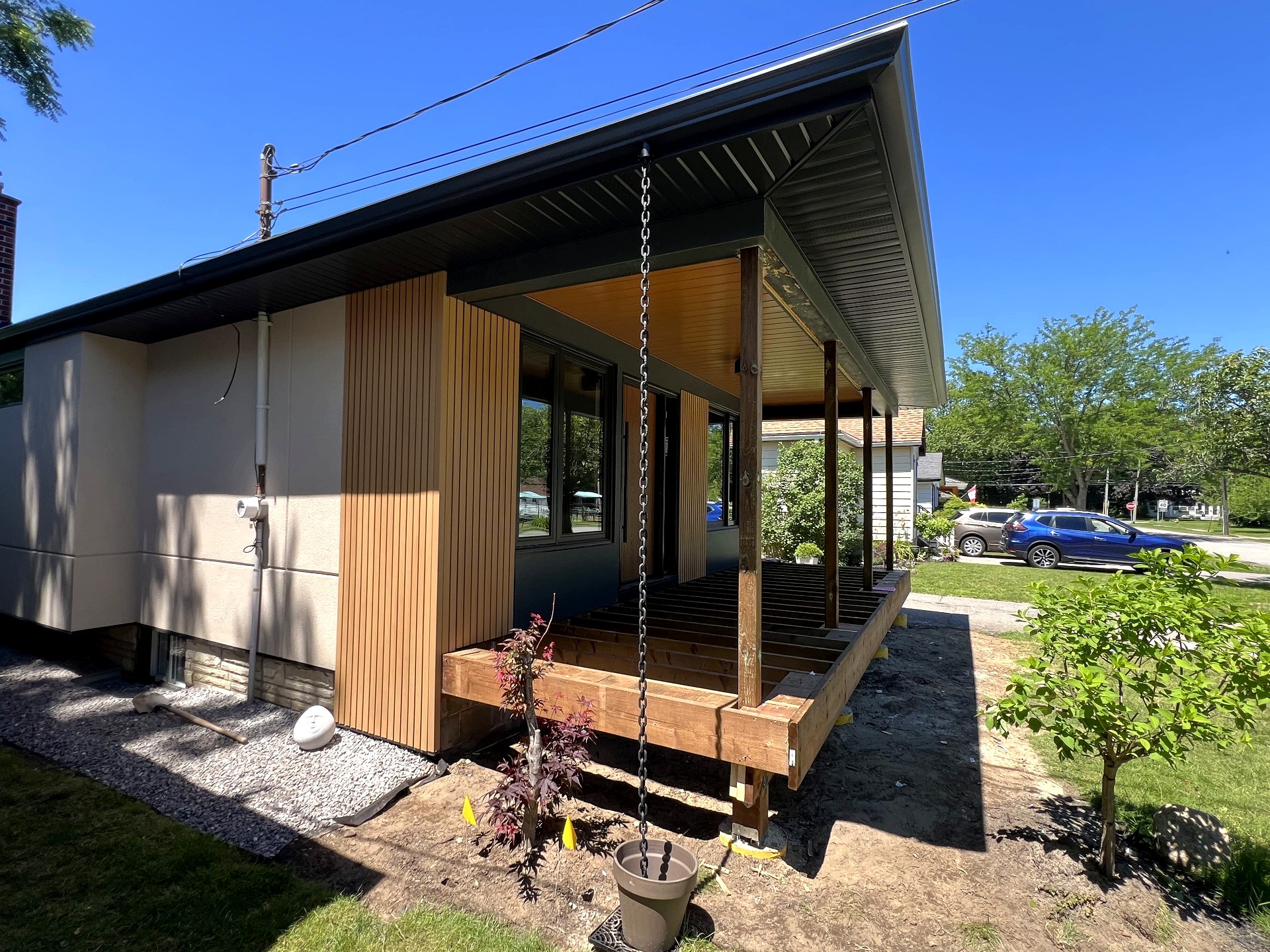 Custom backyard deck construction in Niagara Region