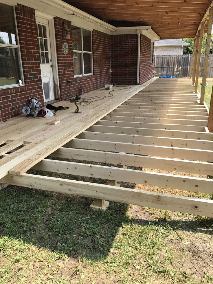 Custom backyard deck construction in Niagara Region