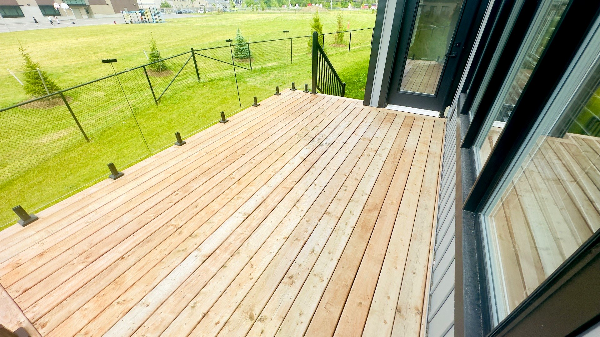 Custom backyard deck construction in Niagara Region