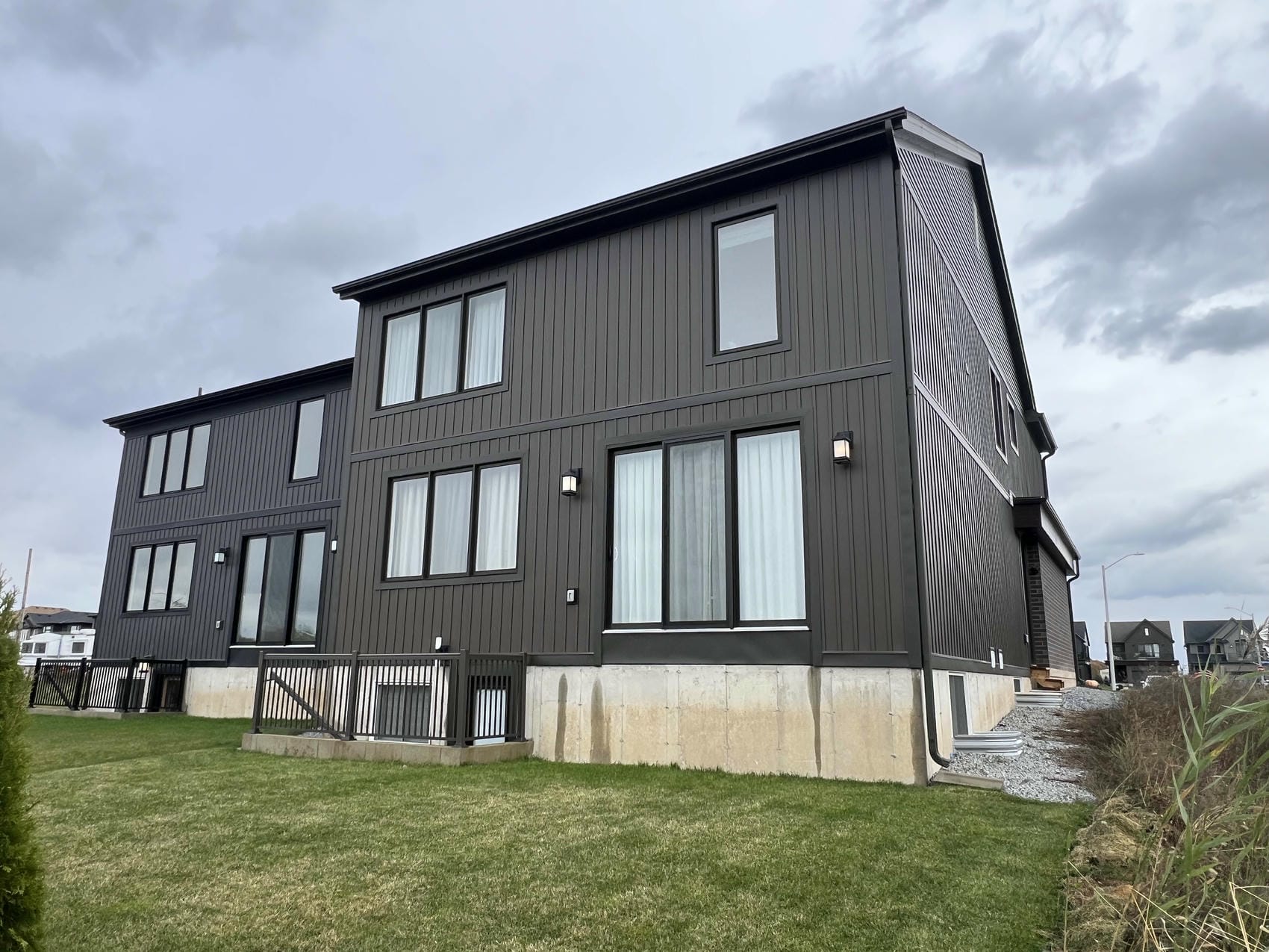 Vinyl board and batten siding with custom aluminum frieze boards in Niagara Falls