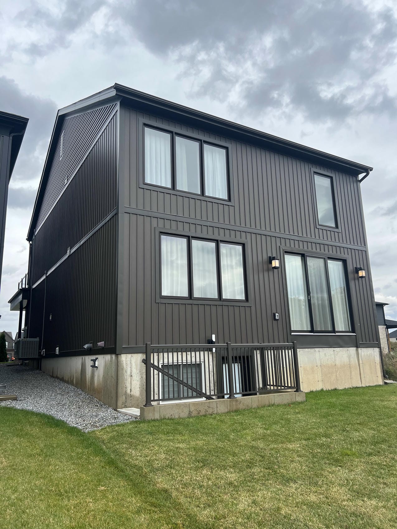 Rear view of full vinyl exterior with divider frieze details in Niagara Falls