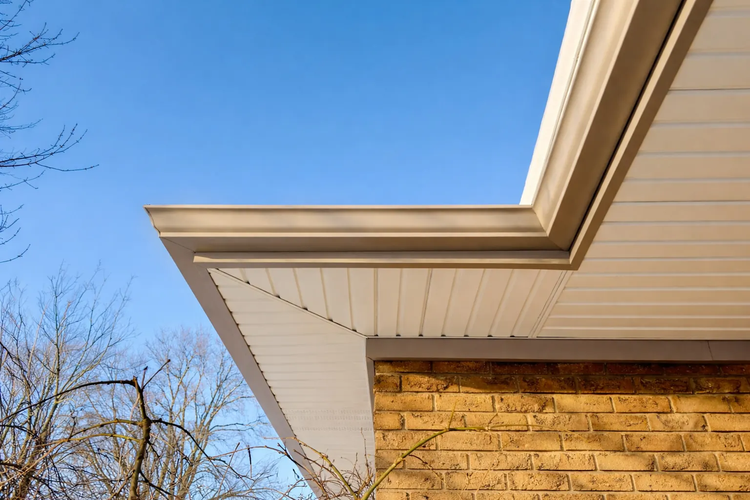 White aluminum soffit, fascia and eavestrough installation