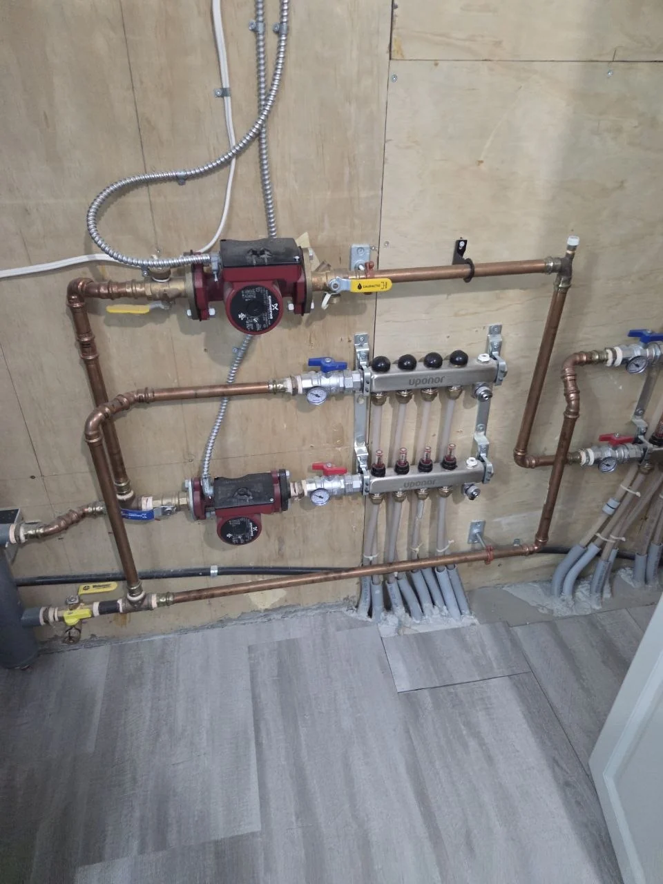 Hydronic-heating circulator, manifold and connected copper pipework