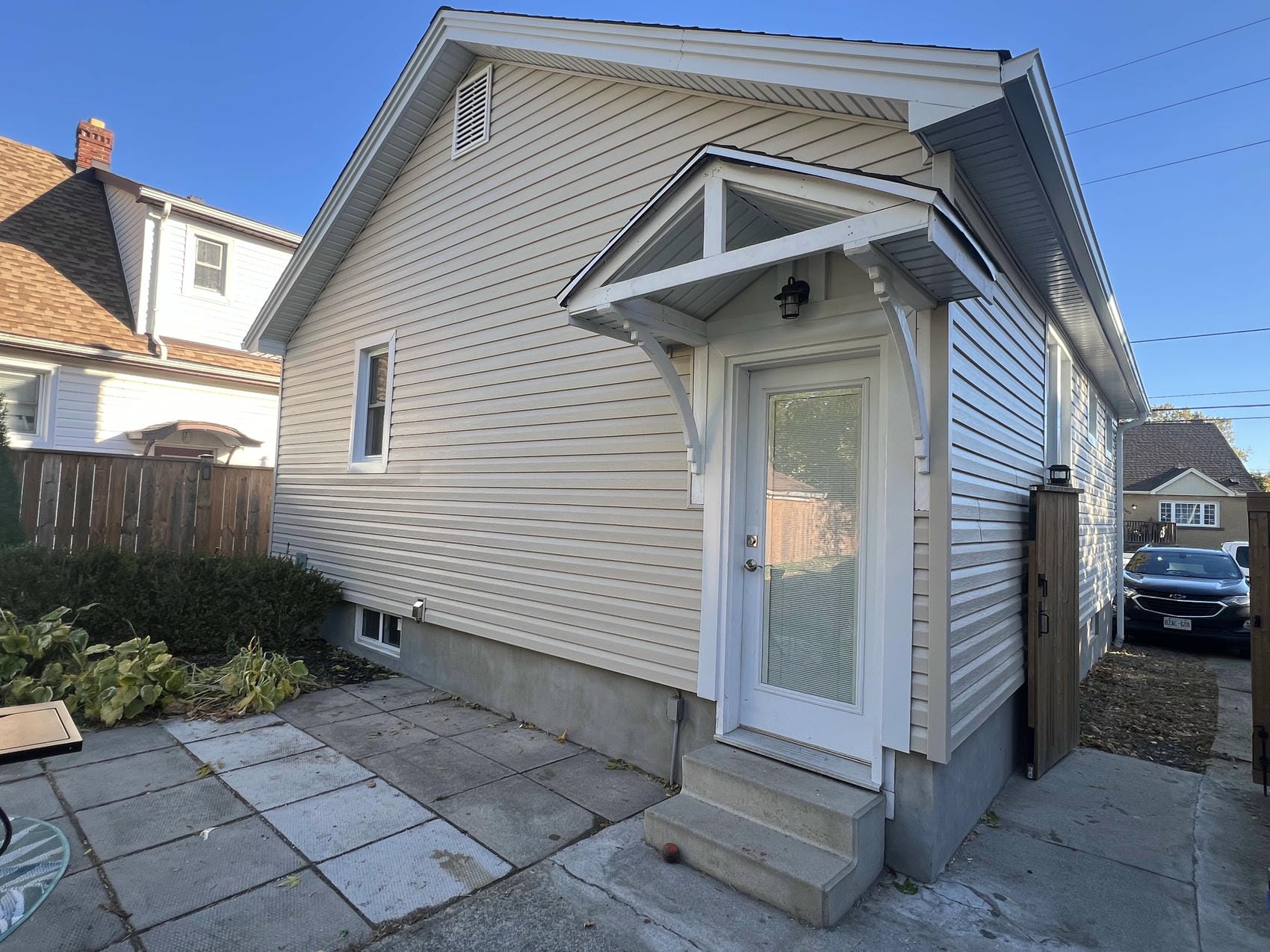 Finished horizontal vinyl siding installation on St. Catharines home