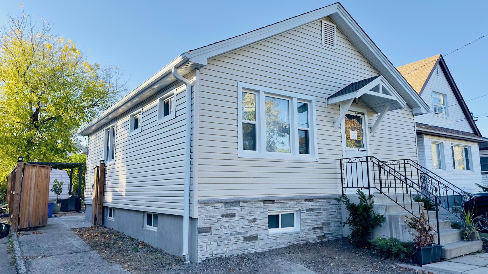 After photo of horizontal vinyl siding and Versetta Stone renovation in St. Catharines